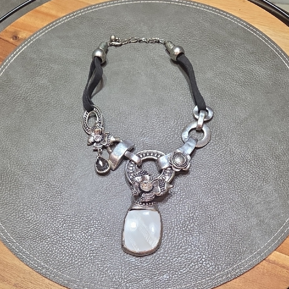 Vintage Silver and Black Ladie's Necklace ❤️